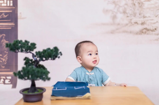 怒江怀孕肚子中间凹两边凸